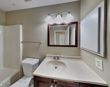 8907 W Roma Avenue - Photo Thumbnail 11