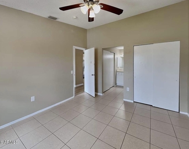 8907 W Roma Avenue - Photo Thumbnail 6