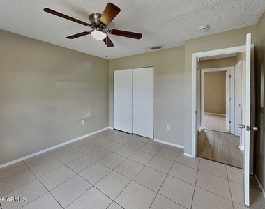 8907 W Roma Avenue - Photo Thumbnail 10