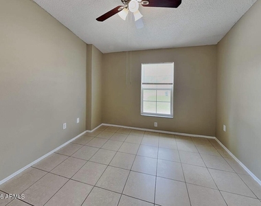 8907 W Roma Avenue - Photo Thumbnail 7