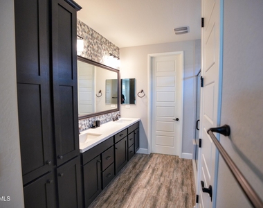3261 Huckleberry Way - Photo Thumbnail 19