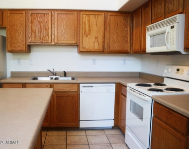 772 S Beck Avenue - Photo Thumbnail 6