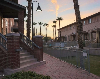 772 S Beck Avenue - Photo Thumbnail 4