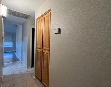 6320 W Paradise Lane - Photo Thumbnail 11