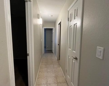 6320 W Paradise Lane - Photo Thumbnail 5