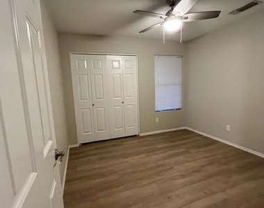 6320 W Paradise Lane - Photo Thumbnail 10