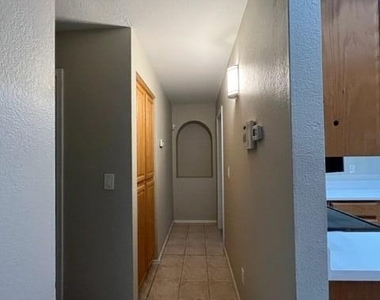 6320 W Paradise Lane - Photo Thumbnail 9