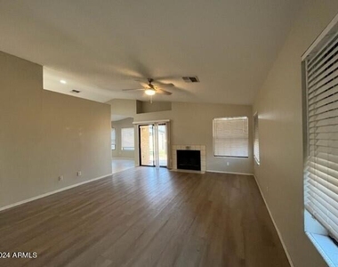 6320 W Paradise Lane - Photo Thumbnail 4