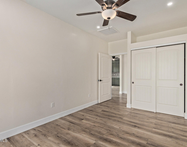 11437 W Lakeshore Drive - Photo Thumbnail 7
