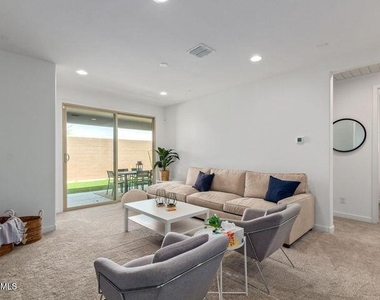 8914 W Palo Verde Drive - Photo Thumbnail 6