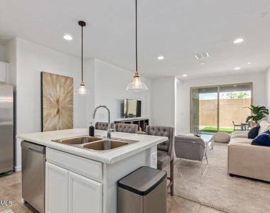 8914 W Palo Verde Drive - Photo Thumbnail 5