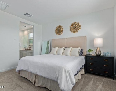 8914 W Palo Verde Drive - Photo Thumbnail 9