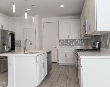 6018 W Hartford Court - Photo Thumbnail 8