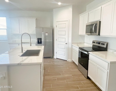 2760 W Stradling Avenue - Photo Thumbnail 7