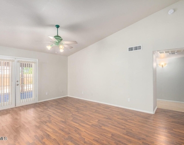 1924 E Sharon Drive - Photo Thumbnail 9