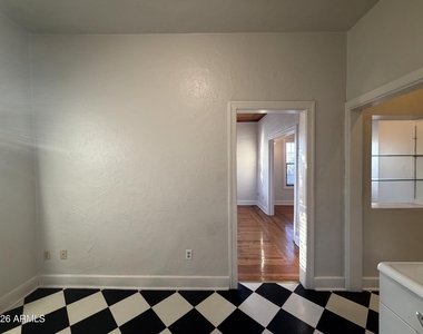 902 E Palm Lane - Photo Thumbnail 4
