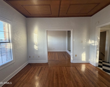902 E Palm Lane - Photo Thumbnail 6