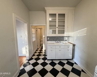 902 E Palm Lane - Photo Thumbnail 3