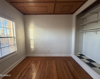 902 E Palm Lane - Photo Thumbnail 8