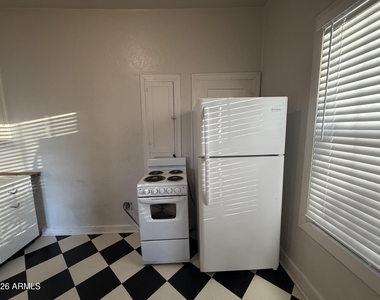 902 E Palm Lane - Photo Thumbnail 2