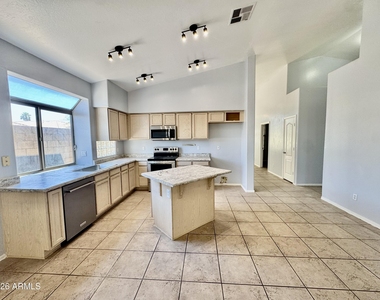 16401 N 39th Place - Photo Thumbnail 3