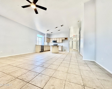 16401 N 39th Place - Photo Thumbnail 4