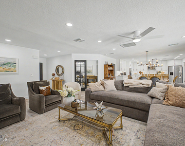 5140 E Poinsettia Drive - Photo Thumbnail 3