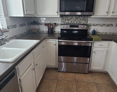 1126 E Charleston Avenue - Photo Thumbnail 6