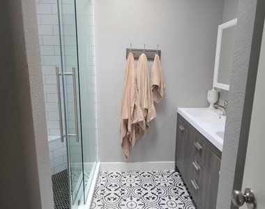 1126 E Charleston Avenue - Photo Thumbnail 4
