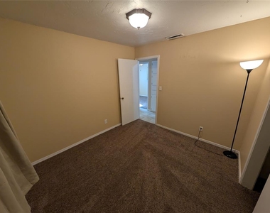 1404 Heather Lane - Photo Thumbnail 8