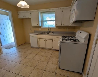 1404 Heather Lane - Photo Thumbnail 6