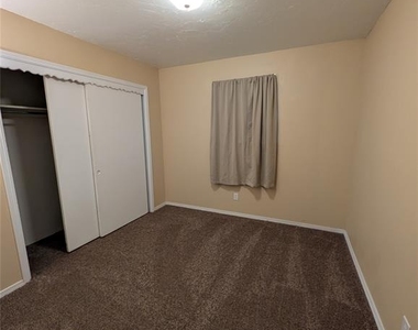 1404 Heather Lane - Photo Thumbnail 7