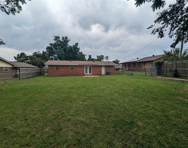 1404 Heather Lane - Photo Thumbnail 16