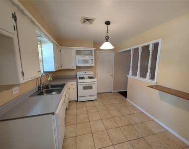 1404 Heather Lane - Photo Thumbnail 5
