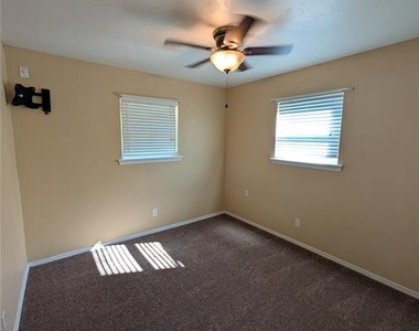 1404 Heather Lane - Photo Thumbnail 12
