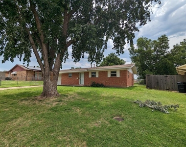 1404 Heather Lane - Photo Thumbnail 2