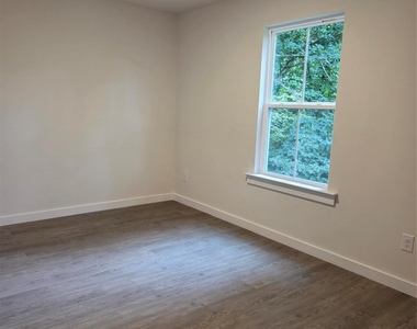 104 10th Avenue Se - Photo Thumbnail 3