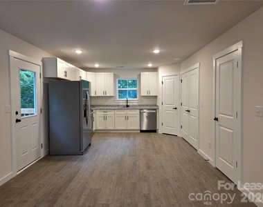 104 10th Avenue Se - Photo Thumbnail 2