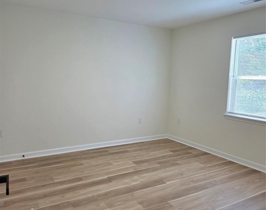 219 Green Drive Sw - Photo Thumbnail 6