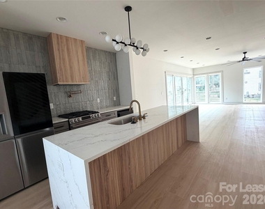 212 Smallwood Street S - Photo Thumbnail 5