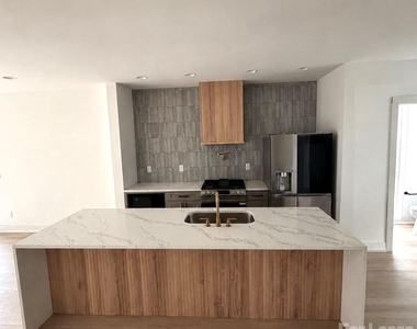 212 Smallwood Street S - Photo Thumbnail 4