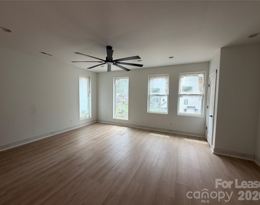 212 Smallwood Street S - Photo Thumbnail 11