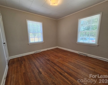 322 W Mccubbins Street - Photo Thumbnail 6