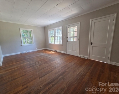 322 W Mccubbins Street - Photo Thumbnail 2