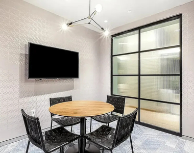 West 37th Street - Photo Thumbnail 9