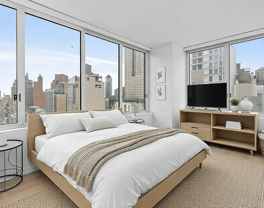 West 37th Street - Photo Thumbnail 3