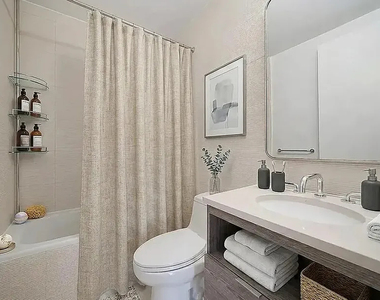 West 37th Street - Photo Thumbnail 4