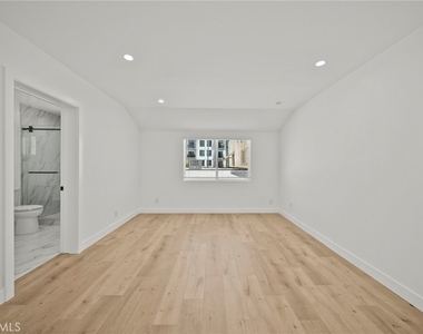 11488 Burbank - Photo Thumbnail 16
