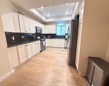 4970 Kester Avenue - Photo Thumbnail 4
