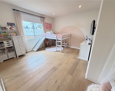 4970 Kester Avenue - Photo Thumbnail 11